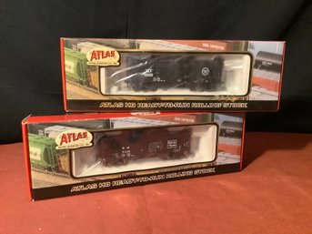 New-Atlas HO Trains-2  Different Bay Hoppers-read Description