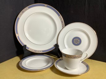 Royal Doulton  New Romance Biscayne 5 Pcs Place Setting