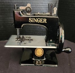 Vintage Singer Child's Sewing Machine, Sewhandy #20 With Original Box