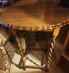 Vintage/antique Side Accent Table, Spindle Legs, Shelf - Lovely Piece