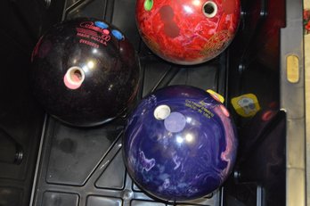 3 Bowling Balls With Rolling Case/bag