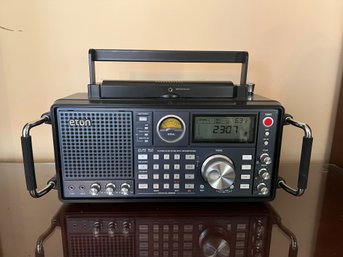 ELITE 750  INTERNATIONAL, AM/FM CLOCK RADIO WITH MP3 CAPABILITY