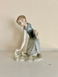 LLADRO # 1172 GIRL GATHERING FLOWERS Figurine 1971-93