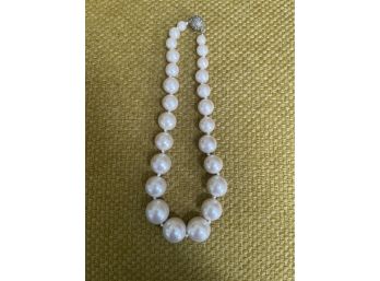 Faux Pearl Necklace With Magnetic Closer