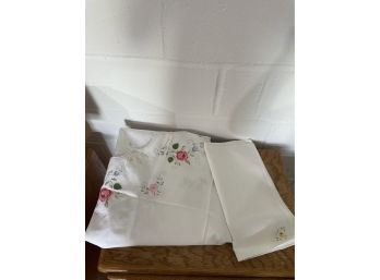 White Round Floral Tablecloth With 8 Napkins