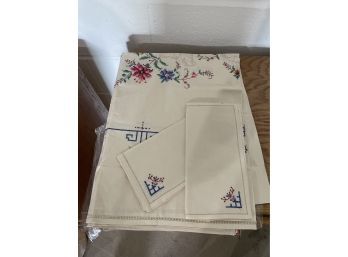 Hand Embroidery Square Table Cloth And Napkins