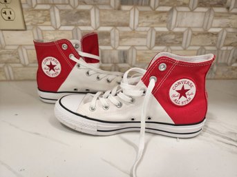 CONVERSE WOMANS SIZE 8 SNEAKERS