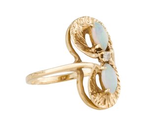 STUNNING 14k GOLD OPAL & DIAMOND EING