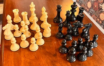 32 PIECE CHESS SET WITH 2 EXTRA ROYALTY CONTEMPORARY SET