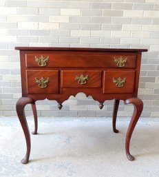 An American Queen Ann Style Mahogany Lowboy Having 1 Long Drawer Over 3 Short Drawers, Shaped Apron, Cabriole