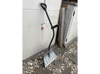 Suncast Snow Shovel With Back Saving Handle