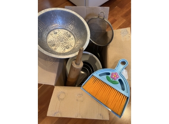 K: Kitchenware Bundle - Bowls, Strainers, Rolling Pin...