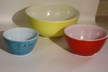 36 - 3 Pyrex Bowls Lot