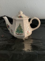 Salem (Sadler England) Ivory Vintage Christmas 32 Oz. Tea Pot / 'Christmas Eve'