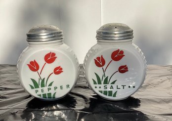 VINTAGE ANCHOR HOCKING RED TULIP SALT AND PEPPER SHAKER ALUMINUM LIDS