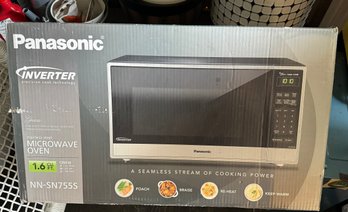 Panasonic 1.6 Cu Ft Countertop Microwave With Genius Inverter Technology NEW