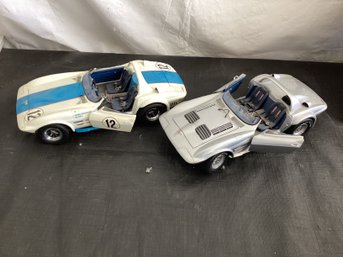 1:18 EXOTO RLG18030 Chevrolet Corvette Roadster & 1:18 Road Signature 1964 Corvette Grand Sport