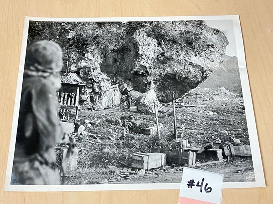 'SURRENDERING?' WWII Japanese Original U.S. Marines Press Photo