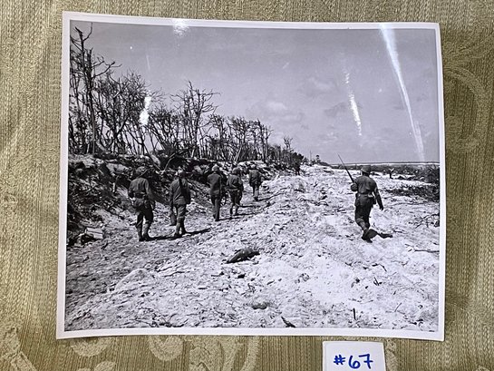 U.S. Marines Advance On Namur Island WWII Original Press Photo
