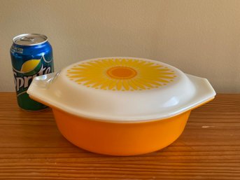 Vintage Daisy PYREX 1 1/2 Quart Casserole Dish With Lid #043