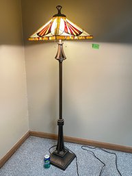 Quoizel SO PRETTY Tiffany Style Stained Glass Design Floor Lamp