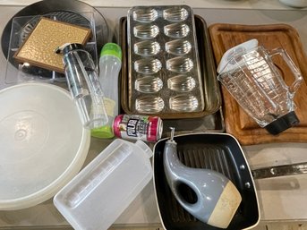 Mixed Kitchen/Cookware Lot