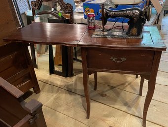 Antique Singer Sewing Machine In Cabinet/Desk