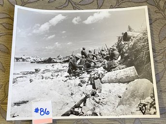 'TAKE COVER WHERE THEY FIND IT' Marines On Tarawa WWII Original Press Photo