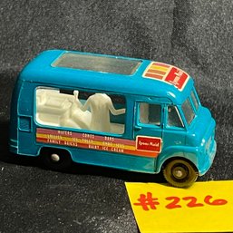 Matchbox 'Lyons Maid' Commer Ice Cream Canteen Truck No. 47 Diecast Car Lesney - England