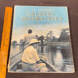 Le Monde D'Albert Schweitzer 1955 French Edition (The World Of Albert Schweitzer)