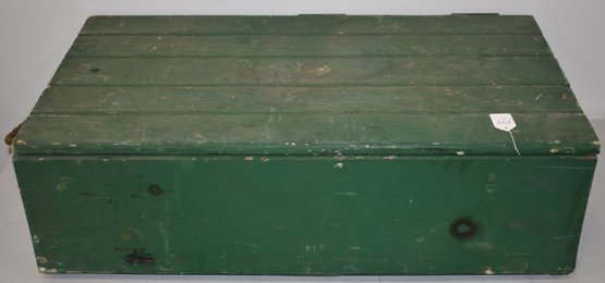 WOODEN CRATE IN GREEN PAINT