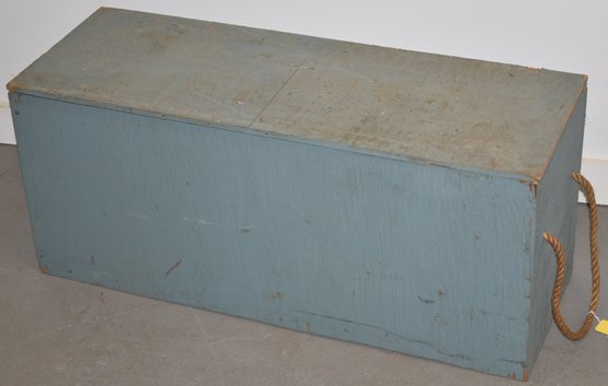 PAINTED WOODEN CRATE IN LIGHT BLUE W/ ROPE HANDLES