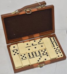 VINTAGE SET OF TRAVELING DOMINOS