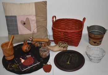 LOT OF COUNTRY HOUSEHOLD ACCESSORIES