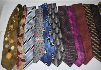 LARGE LOT OF VINTAGE TIES