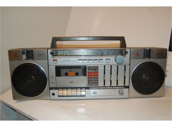 Vintage Lloyd's Boombox Portable Radio