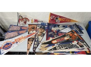 Large Lot Of Vintage Sports Pennants Banners Nfl,mlb,nhl,soccer Mets Yankees Giants Jets