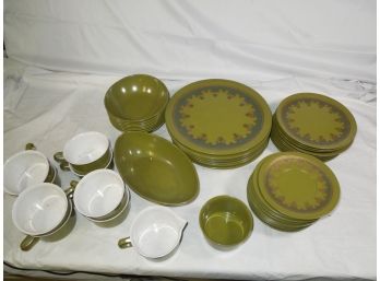 Large Lot Of Vintage Heavy Duty High Quality Allied Chemical Plasticware Plates, Bowls, Cups