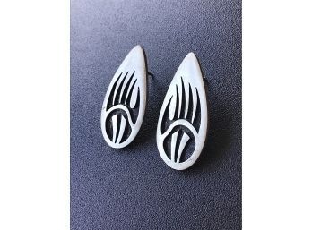 NATIVE AMERICAN SILVER PIERCED EARRINGS BEAR CLAW ~SIGNED~