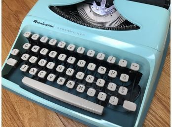 REMINGTON STREAMLINER TYPEWRITER IN CASE ~AQUA BLUE~