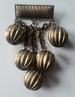 VINTAGE GOLDTONE BROOCH WITH FIVE DANGLING ORBS ON CHAINS