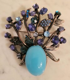 VINTAGE STUNNING   RUNWAY STYLE   GOLDTONE BROOCH WITH TURQUOISE COLOR   & PURPLE STONES