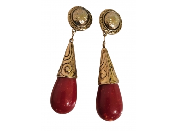 VINTAGE MID-CENTURY ITALIAN   RUNWAY  ETCHED  GOLDTONE  & RED CORAL COLOR STONE LARGE DANGLE CLIP ON EARRINGS-