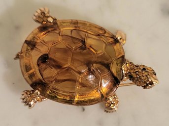 VINTAGE SIGNED 'CINER' GOLDTONE TURTLE PIN WITH TOURTISE COLOR FAUX STONE!! HIGH CINER QUALITY!