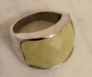 VINTAG MODE 1960'S   SILVERTONE METAL  RING WITH LIGHT GREEN FACETED GLASS STONE --SIZE 8 1/2