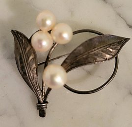 VINTAGE  1950'S MARKED SILVER PIN FLORAL DESIGN  WITH PEARLS