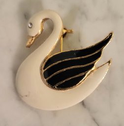 VINTAGE GOLDTONE SWAN IN BLACK & WHITE WITH GOLD HIGHLIGHTING & RHINESTONE PIN