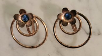 VINTAGE 1950'S ROSE COLOR GOLD  METAL SCREW BACK EARRINGS WITH FLOWER & BLUE RHINESTONES