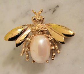 VINTAGE GOLDTONE MARKED 'RICHELIEU' BEE BROOCH WITH FAUX PEARL