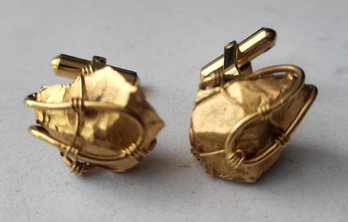 VINTAGE UNMARKED 'DESTING' GOLDTONE NUGGET TIE TACK AND MATCHING CUFF LINKS (3 PIECE SET)